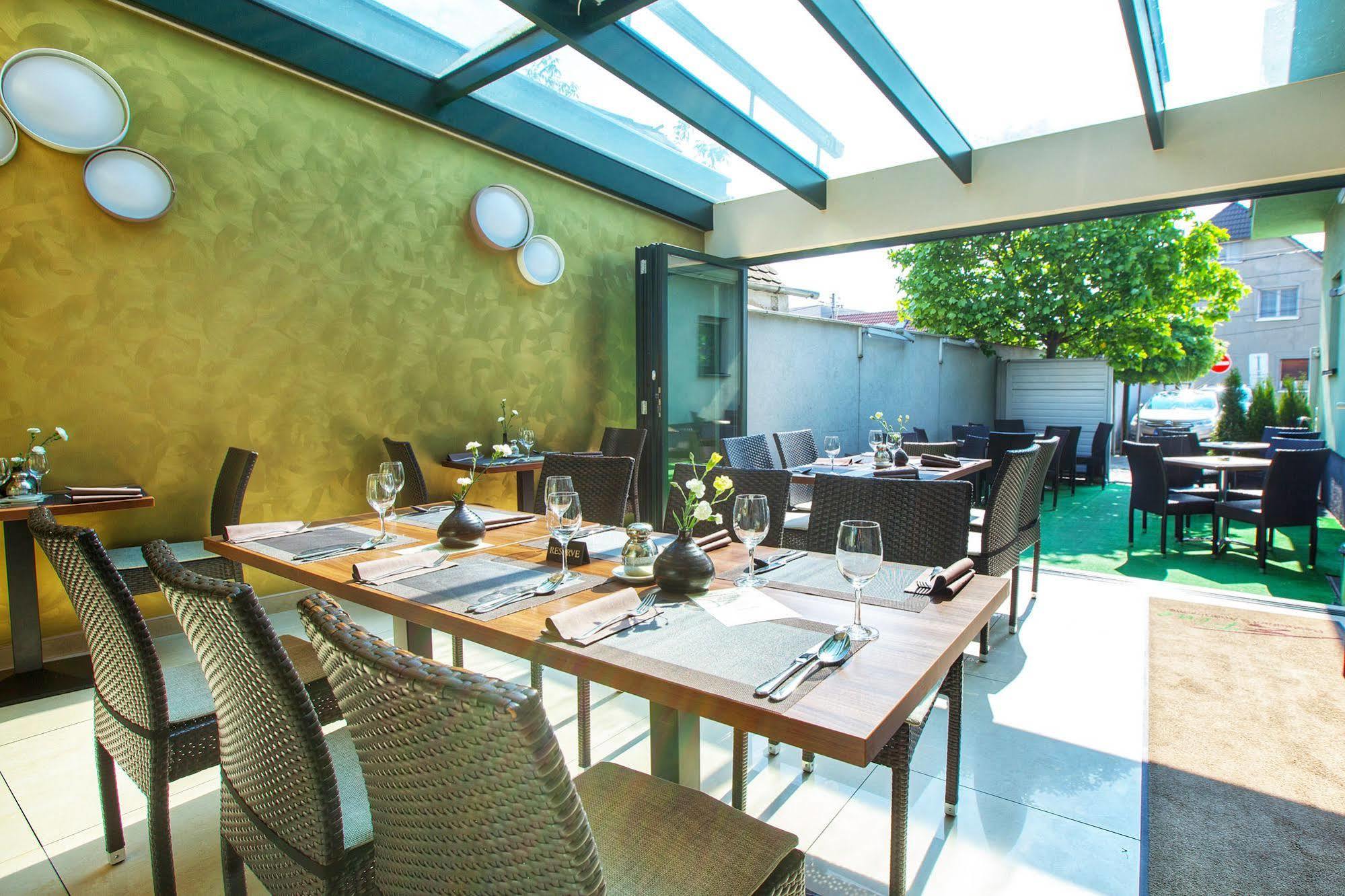 Fine Restaurant & Apartments Malacky Bagian luar foto