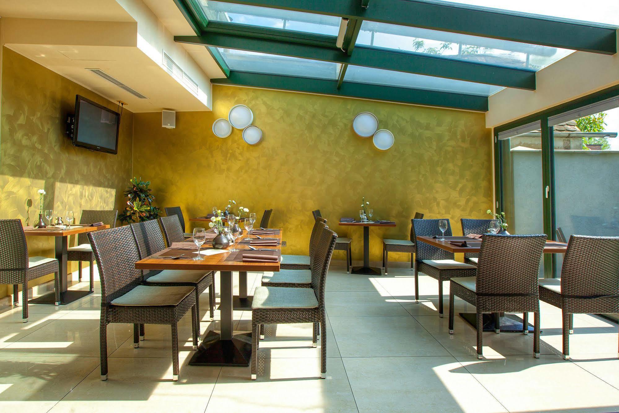 Fine Restaurant & Apartments Malacky Bagian luar foto
